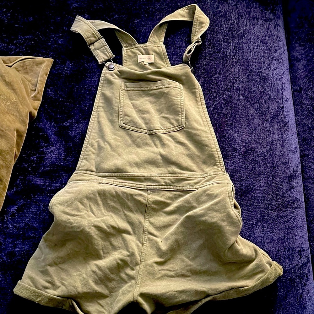 Thread and supply overall shorts
